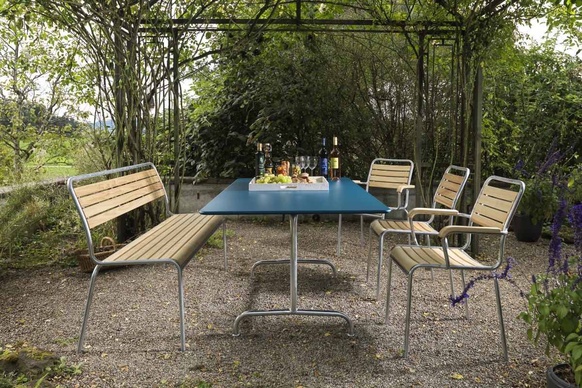 Schaffner Gartenmöbel: Tisch Rigi und Stuhl Rigi mit Holzlatten